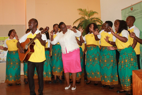Carmelita Namashulua, ministra cessante e actual da Educação e Desenvolvimento Humano, na hora de sua despedida